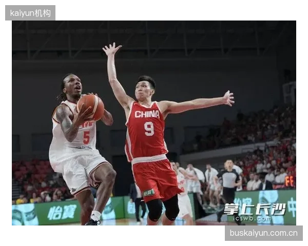中国男篮在长沙热身赛中惜败欧洲劲旅，暴露了球队在关键球处理上的不足。